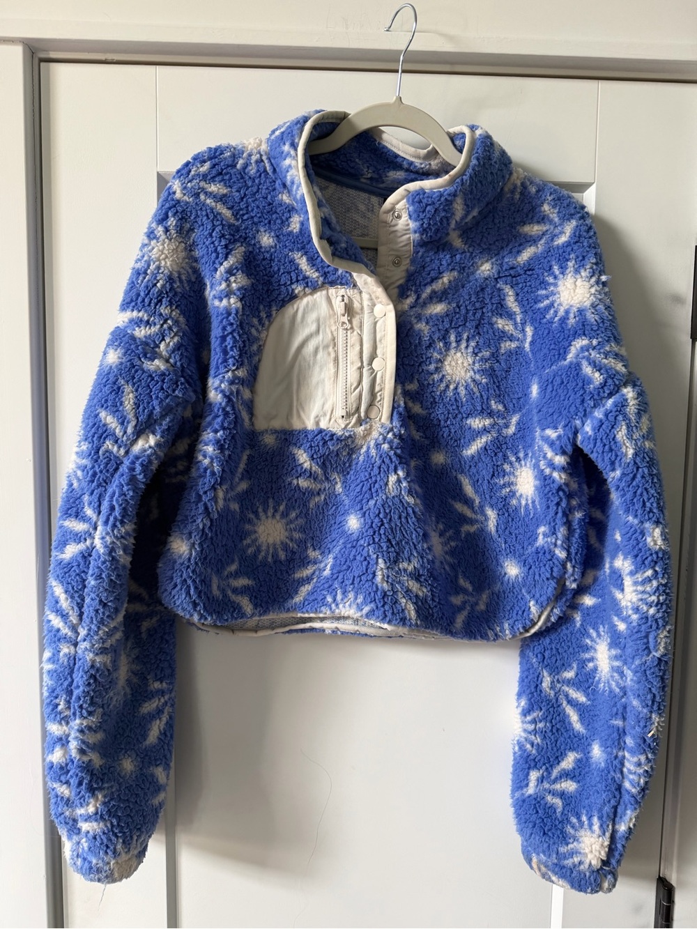 PacSun Blue Sherpa Cropped pullover with Cream Starburst Pocket
